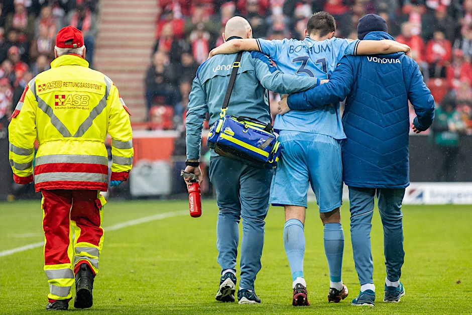 Bochums Keven Schlotterbeck (2.v.r) musste im Spiel gegen seinen Ex-Club Union früh ausgewechselt werden.  