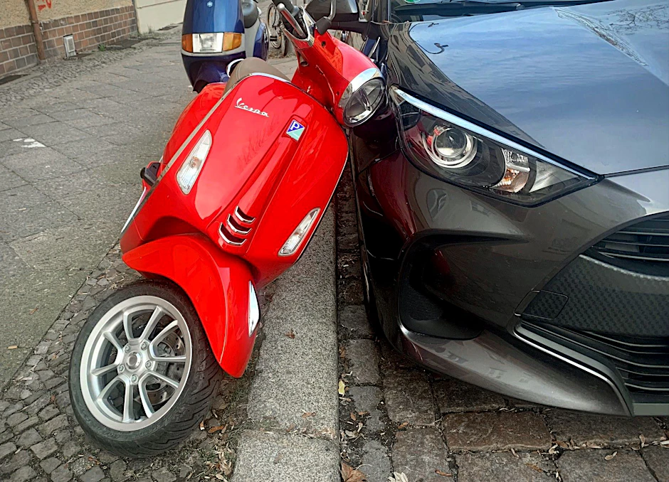 Eines Morgens war nicht nur dieser Roller gegen ein geparktes Auto gekippt.