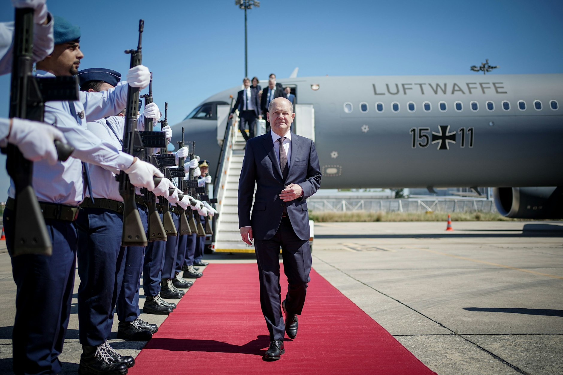 Kanselir Schultz setelah kedatangannya di Lisbon.