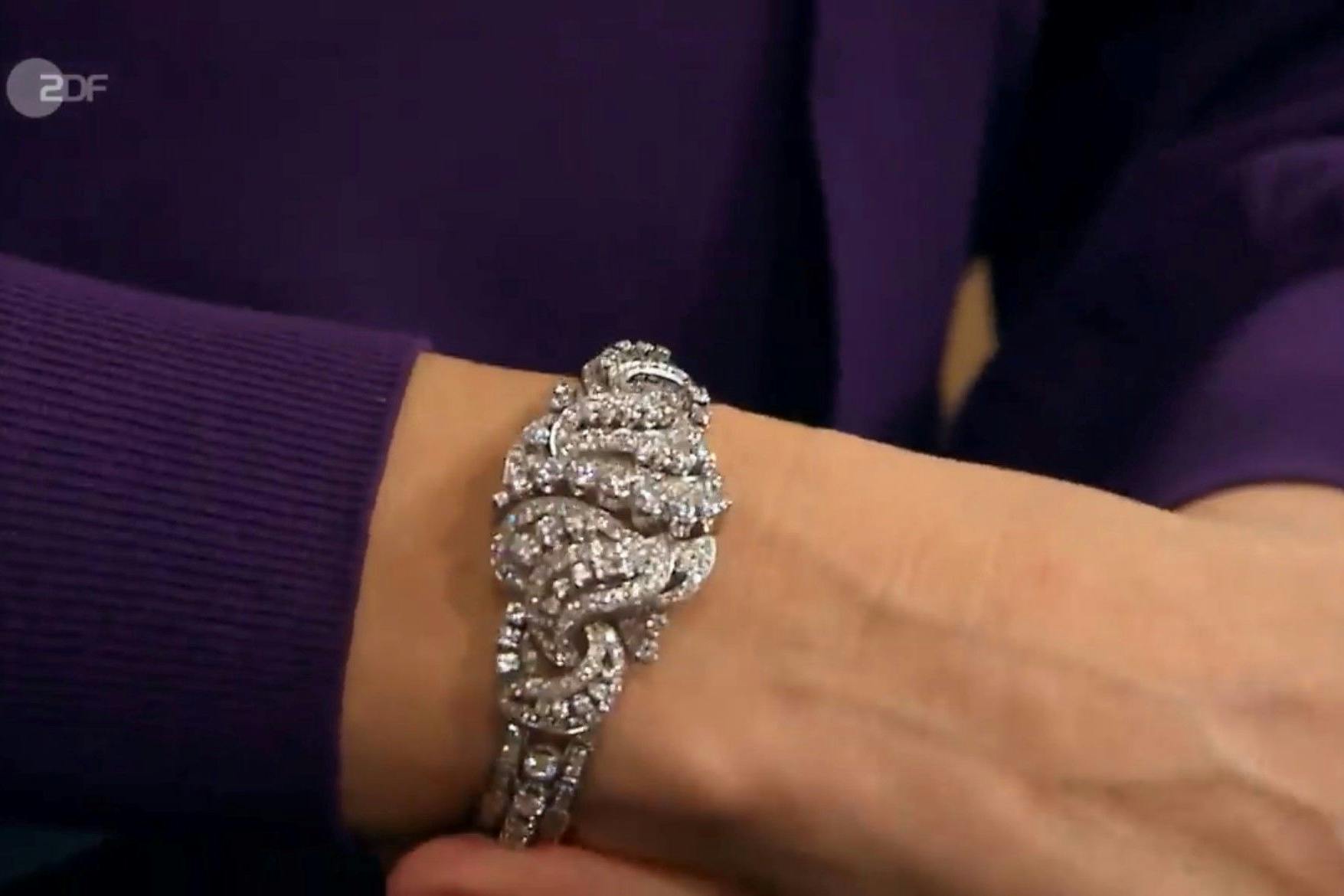 „Bares für Rares“-Expertin Wendela Horz legt das Armband gleich mal an.