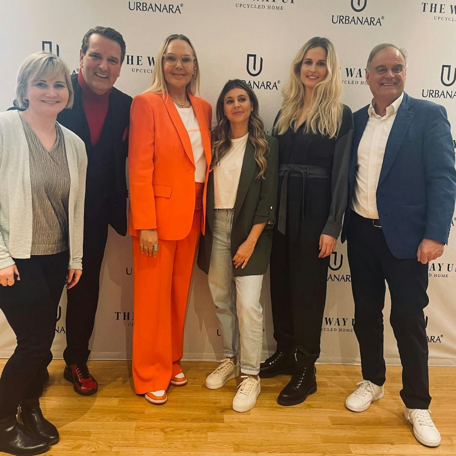 KURIER-Redakteurin Julia mit den „Höhle der Löwen“-Investoren Ralf Dümmel, Janna Ensthaler und Georg Kofler, Vasendesignerin Natascha Ochsenknecht und „The Way Up“-Gründerin Lisa Mathieu