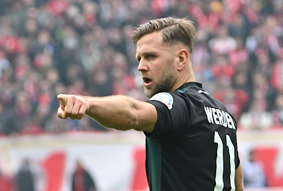 ARCHIV - Werder-Stürmer Niclas Füllkrug ist bei den Fans beliebt.  