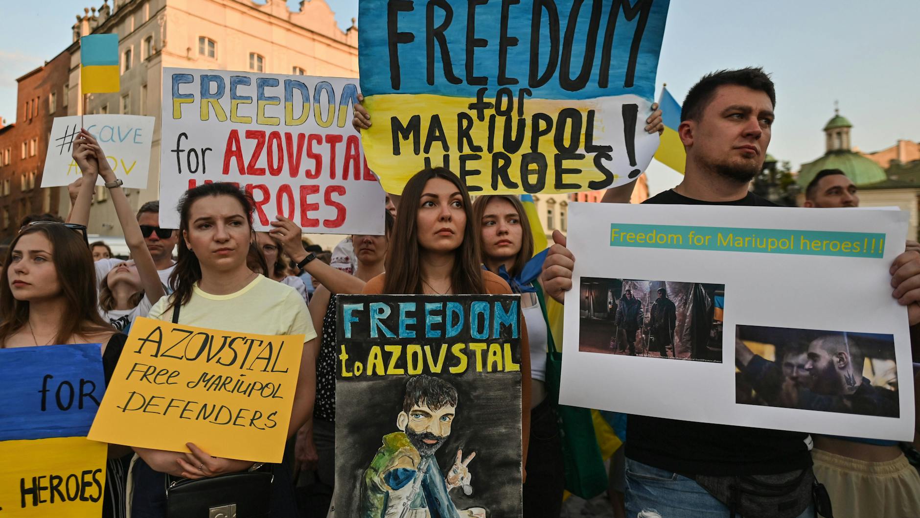 Weltweit haben Menschen für die Freiheit der Verteidiger von Mariupol demonstriert. Ende September wurden einige von ihnen, darunter Aslin, freigelassen.