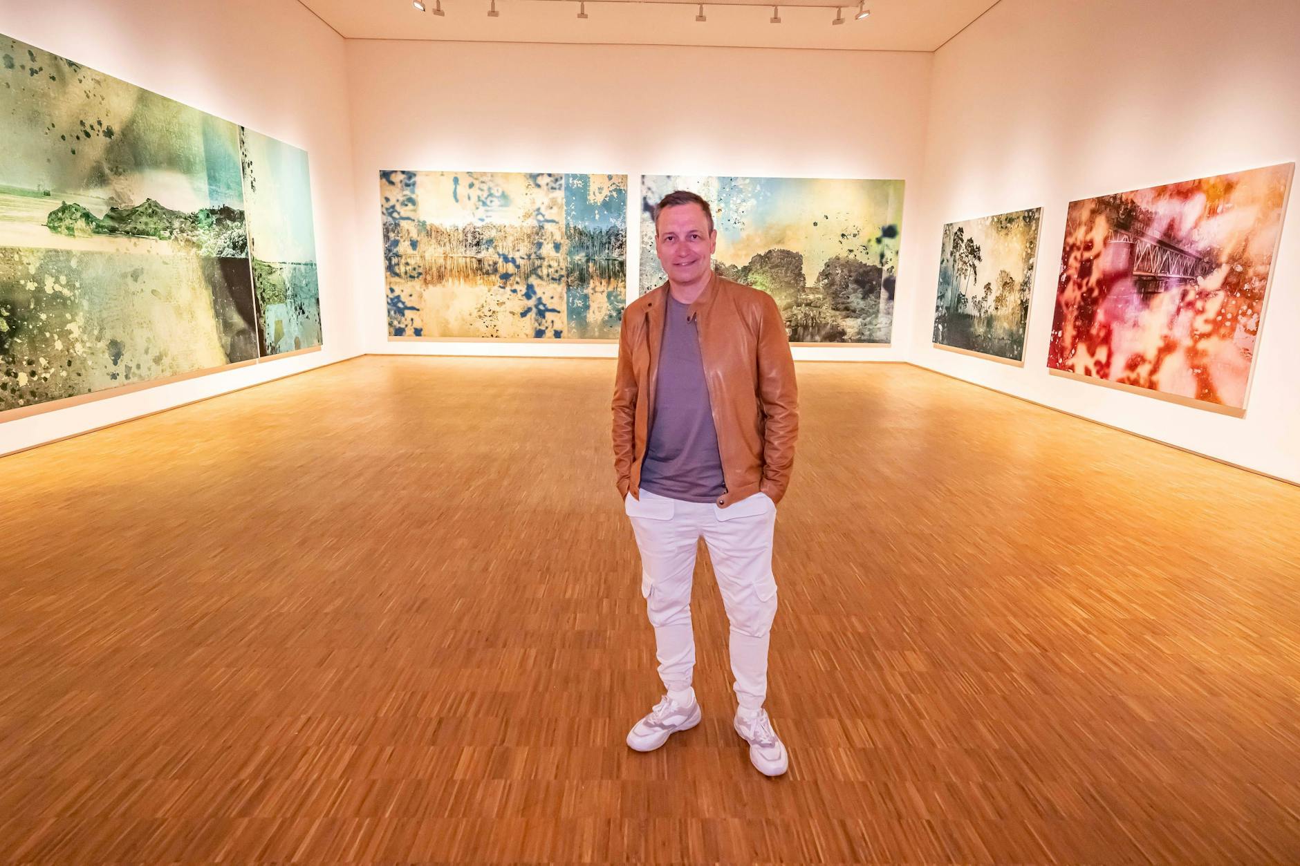 Umringt von seinen Gemälden im Mai 2022: Dieter Nuhr im Karl-Ernst-Osthaus-Museum in Hagen. Nuhr hat seine Bilder auch schon in Italien und im Senegal ausgestellt.