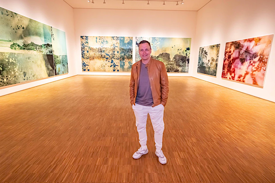 Umringt von seinen Gemälden im Mai 2022: Dieter Nuhr im Karl-Ernst-Osthaus-Museum in Hagen. Nuhr hat seine Bilder auch schon in Italien und im Senegal ausgestellt.