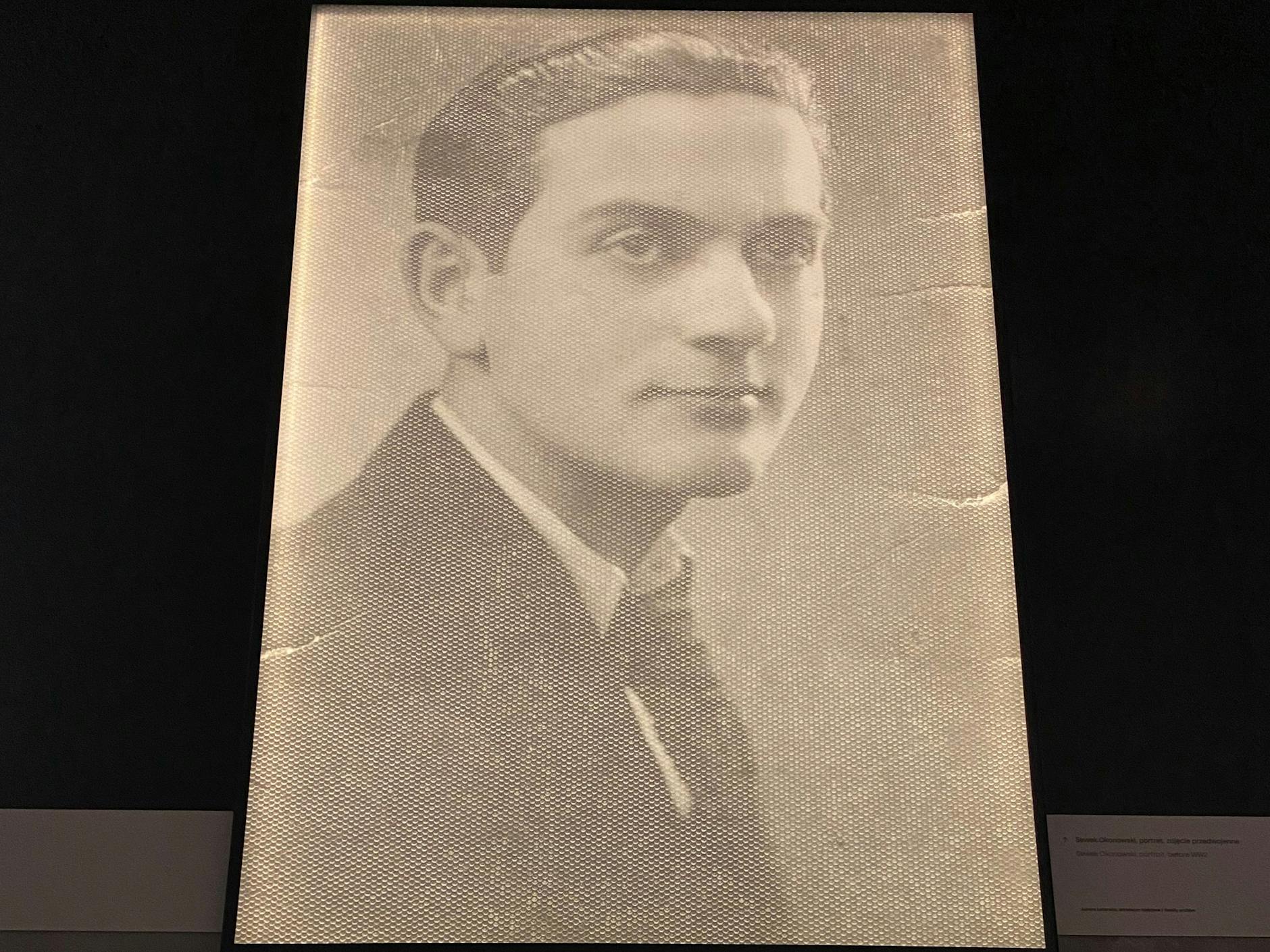 Yeshayahu Sewek Okonowski (1920-1943?): Sewek wurde von den Deutschen gefangen genommen. Ihm gelang es, vor dem Transport zu fliehen, der auf das Lager zusteuerte. Er notierte seine Kriegserfahrungen in einem Notizbuch. Der letzte Eintrag ist vom 20. Oktober 1943.