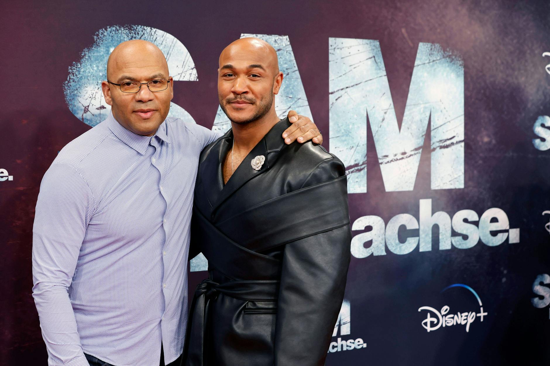 Samuel Meffire (l.) und Malick Bauer, der ihn spielt, bei der Premiere der Disney+-Streamingserie „Sam – Ein Sachse“ im Kino International Berlin