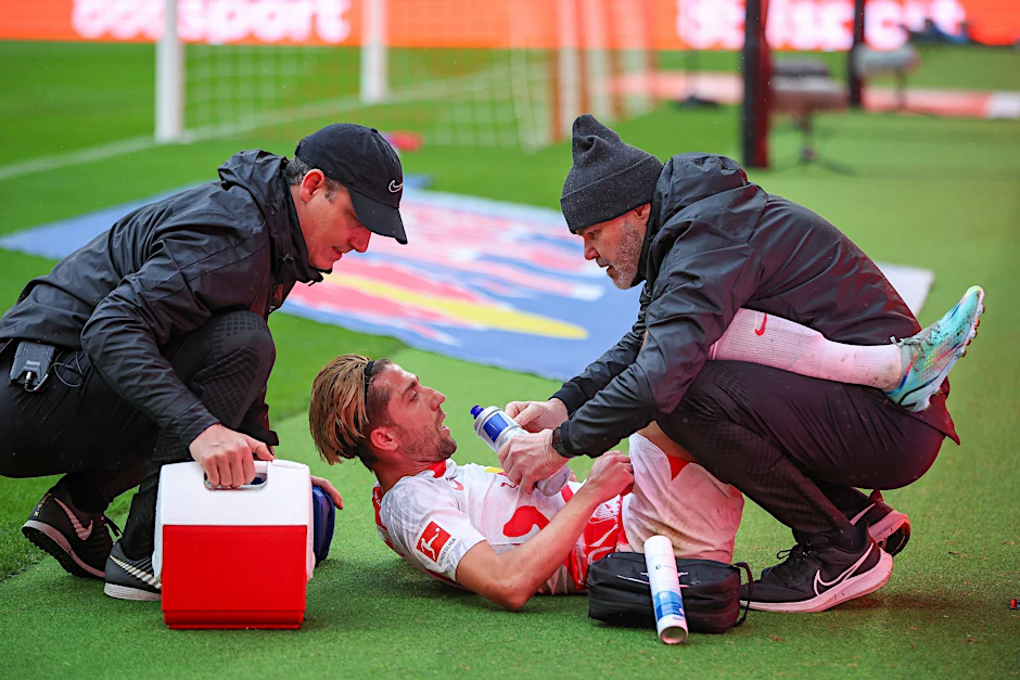 Leipzigs Teamärzte versorgen Kevin Kampl nach dessen Treffer zum 1:1.  