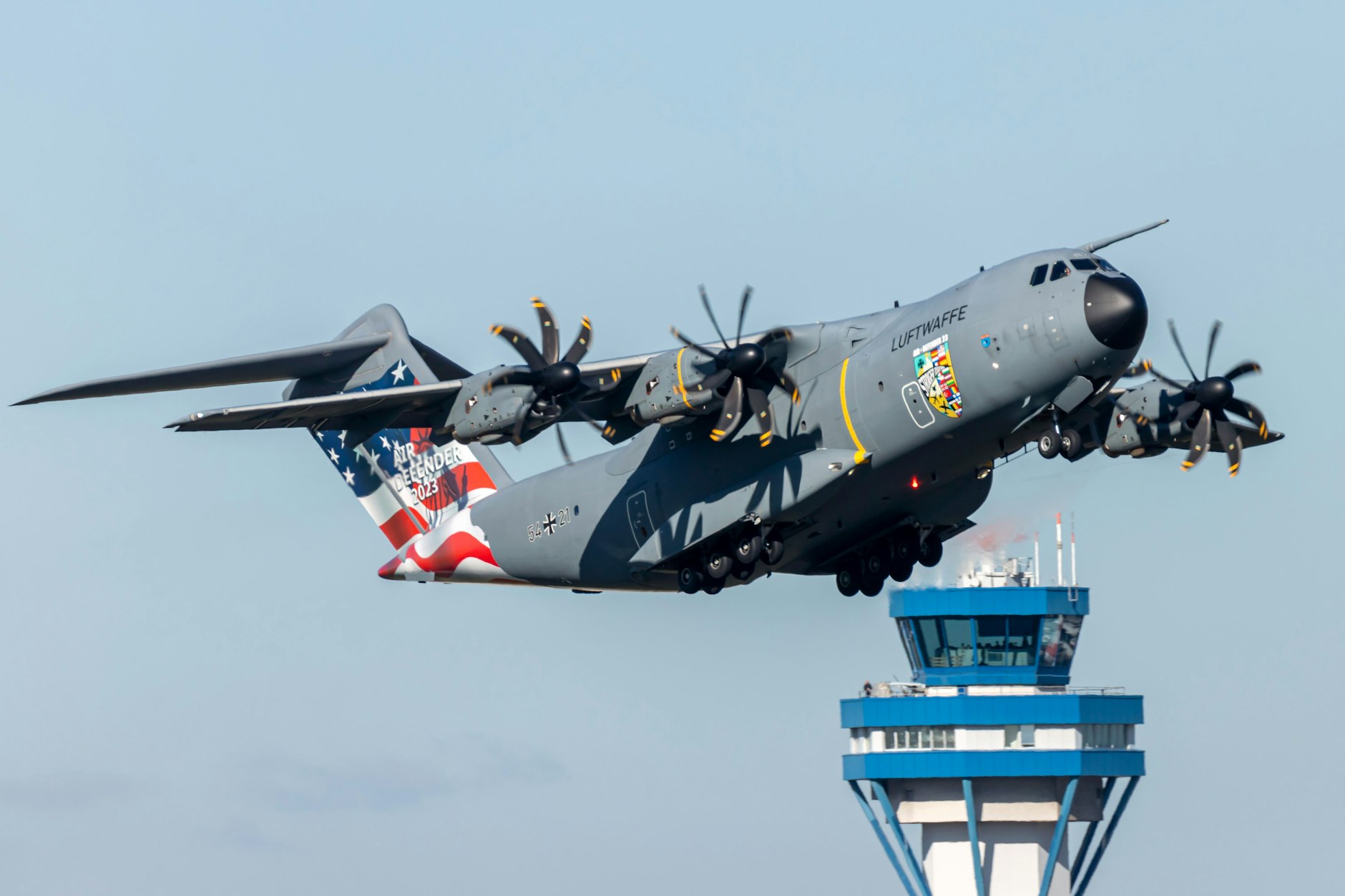 Airbus A400M mit der Sonderfolierung zur Übung Air Defender 2023 bei der Landung auf dem militärischen Teil des Flughafens Köln/Bonn.&nbsp;