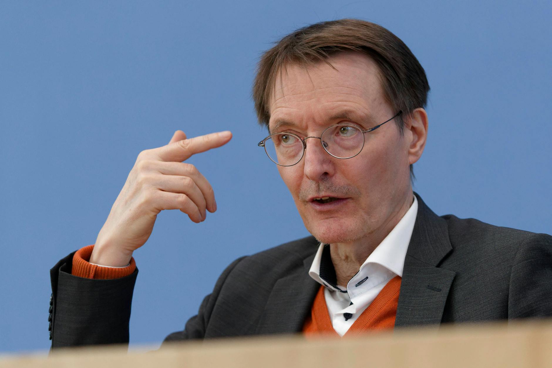 Bundesgesundheitsminister Karl Lauterbach bei der Vorstellung der Cannabis-Gesetze. 