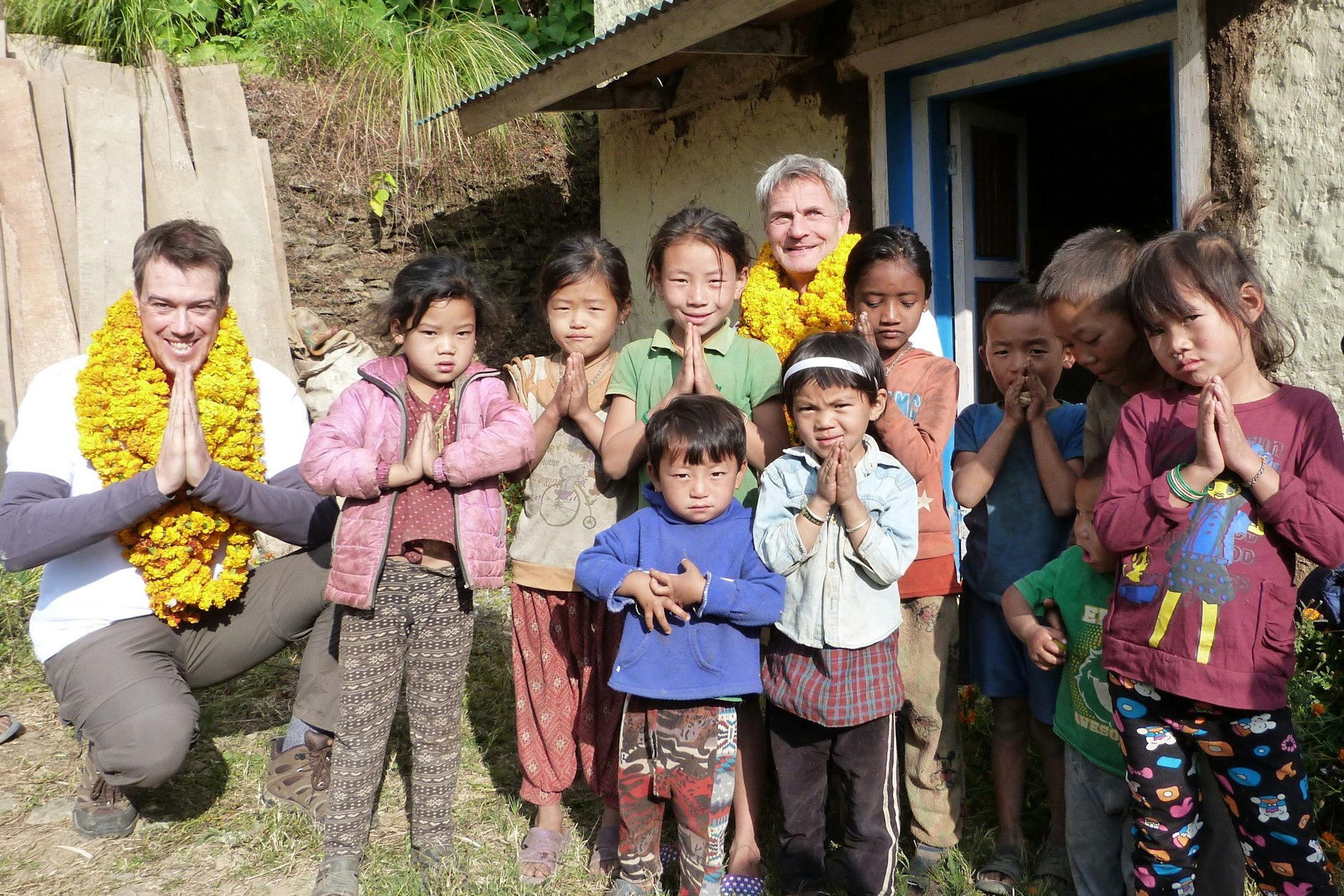 Jochen Wenzel (l.) von Apotheker ohne Grenzen bei einem Projekt in Nepal
