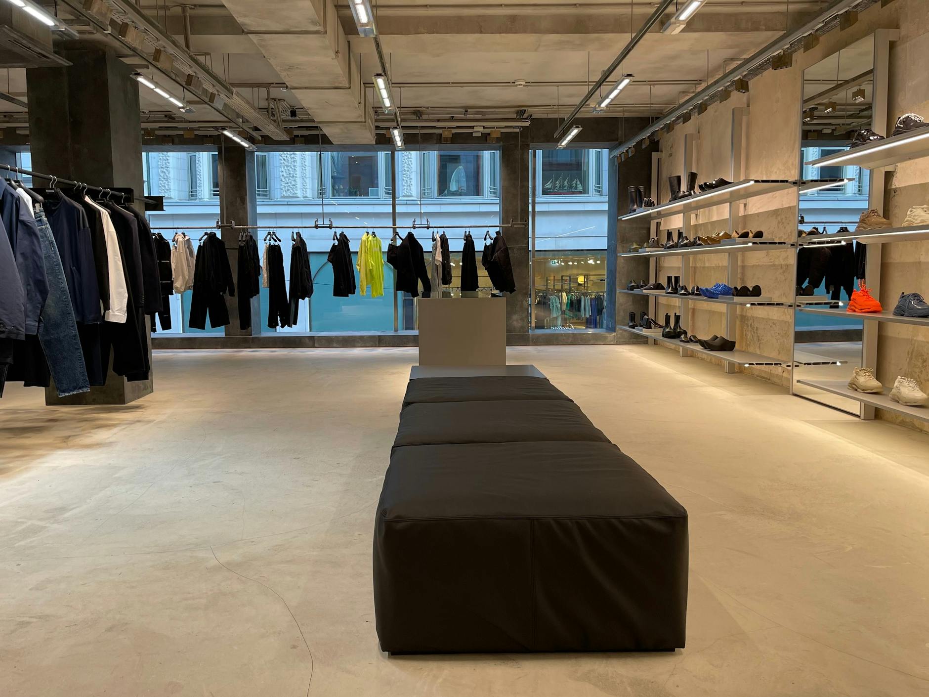 Die zweite Etage in loftiger Pracht. Hier oben befinden sich auch die VIP-Gemächer.