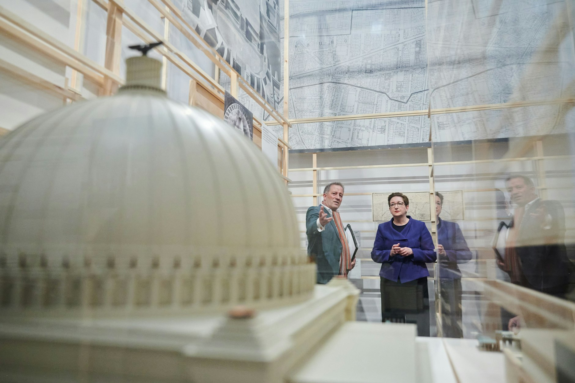 Klara Geywitz, Bundesministerin für Wohnen, Stadtentwicklung und Bauwesen, und Kurator Benedikt Goebel in der Ausstellung in der Akademie der Künste.