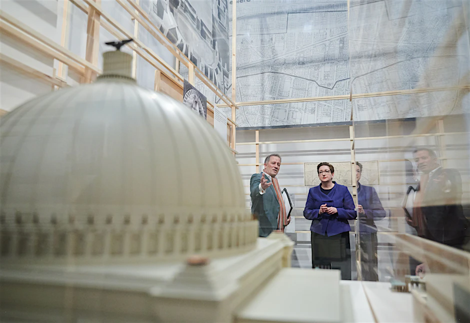 Klara Geywitz, Bundesministerin für Wohnen, Stadtentwicklung und Bauwesen, und Kurator Benedikt Goebel in der Ausstellung in der Akademie der Künste.