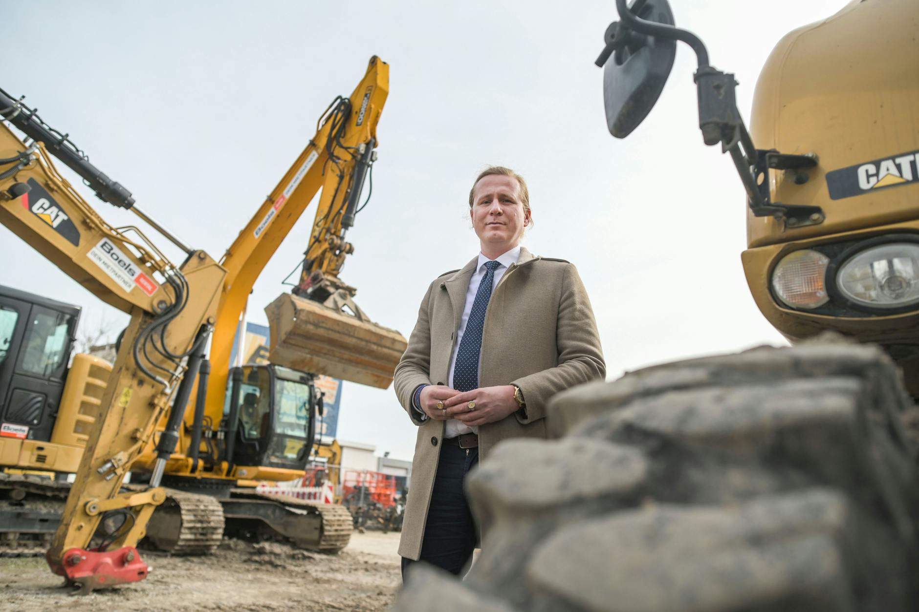 Wird ein solcher Baggerverleih tatsächlich in Berlin gebraucht? Lichtenbergs Baustadtrat Kevin Hönicke von der SPD in einem Gewerbegebiet an der Siegfriedstraße.
