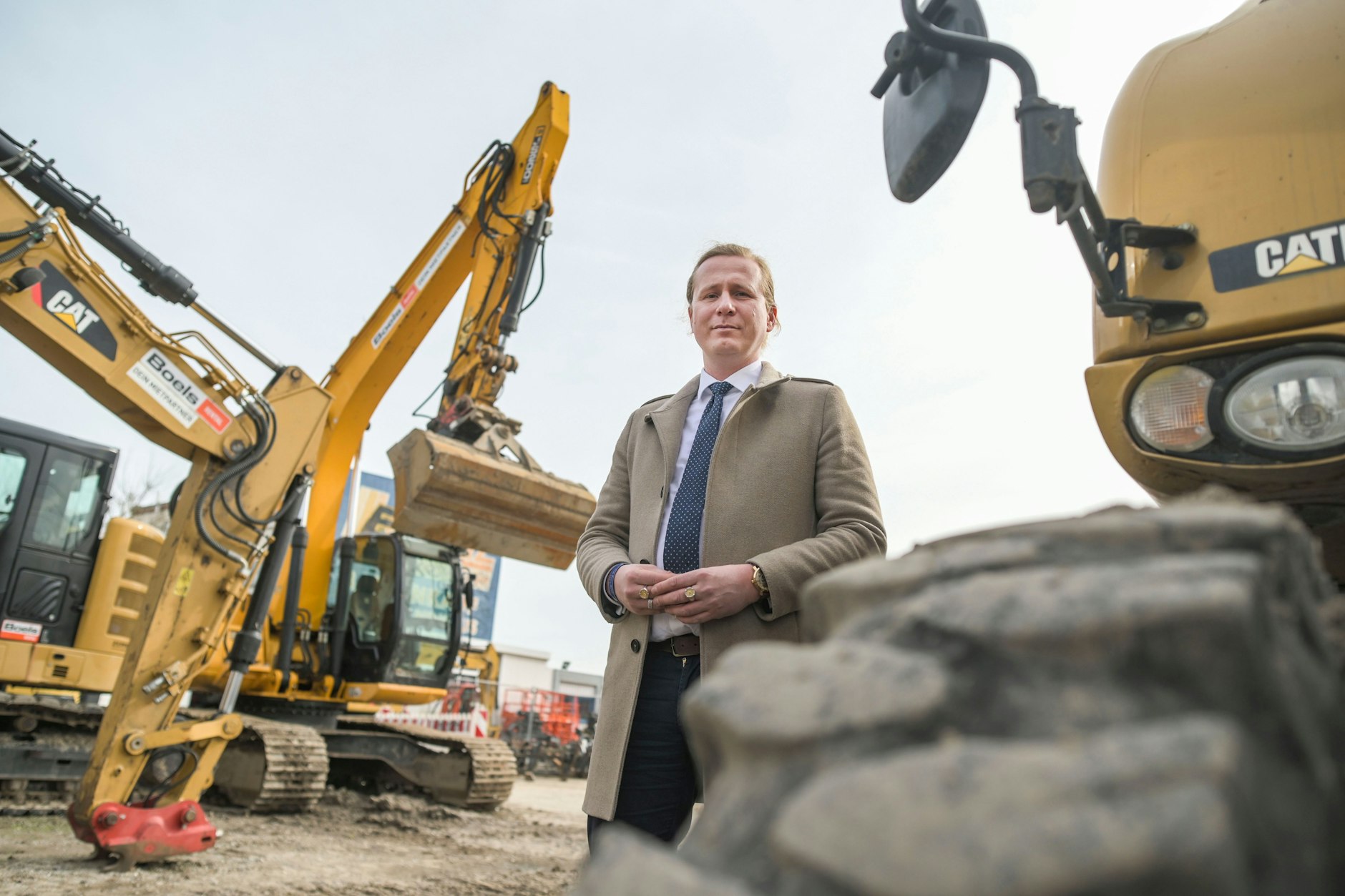 Wird ein solcher Baggerverleih tatsächlich in Berlin gebraucht? Lichtenbergs Baustadtrat Kevin Hönicke von der SPD in einem Gewerbegebiet an der Siegfriedstraße.