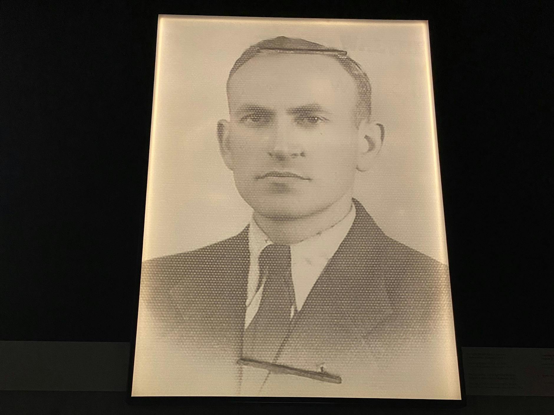 Symcha Binem Motyl (1909-1994): Symcha Binem Motyl wurde zusammen mit seiner Frau Necha und ihrer fünfjährigen Tochter im Ghetto inhaftiert. Er engagierte sich beim Schmuggel von Waren und auch von Menschen, die auf die „arische“ Seite flohen. Necha besuchte ihren Mann am Vorabend des Aufstandes. Sie schaffte es nicht, das Ghetto zu verlassen.