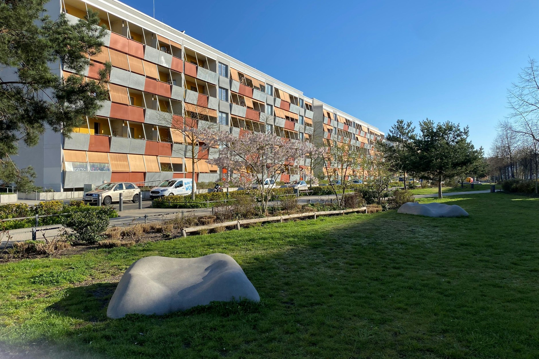 Der Osten blüht auf: In Potsdam-Drewitz entstand aus einer DDR-Plattenbausiedlung eine Gartenstadt. Der Park war früher die mehrspurige Autotrasse der Konrad-Wolf-Allee.&nbsp;