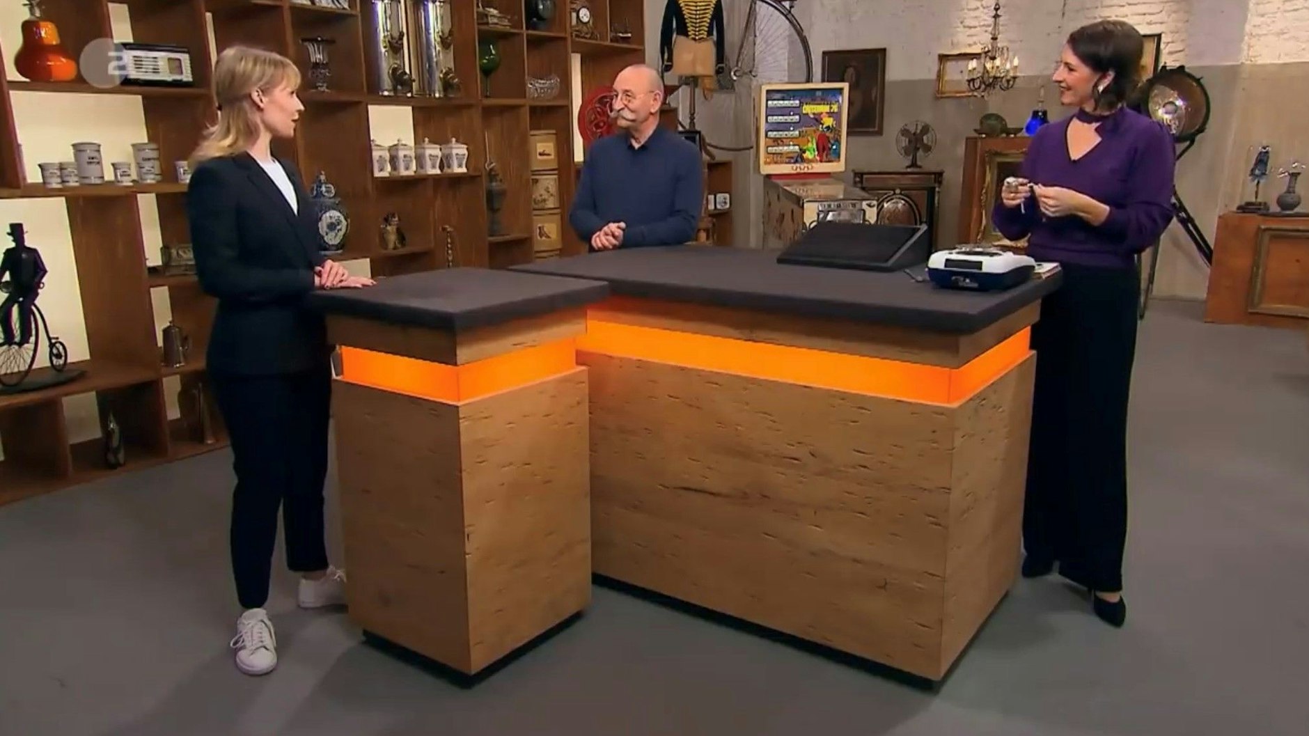 „Bares für Rares“-Moderator Horst Lichter kann es nicht glauben: Er kennt die Kandidatin aus ihrer Kindheit.