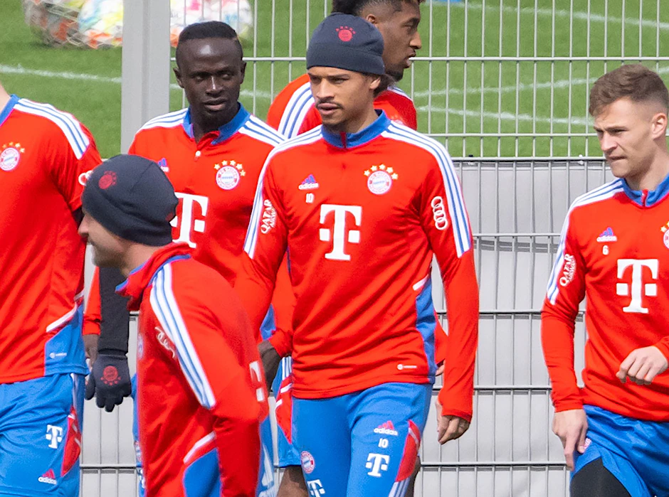 dpatopbilder - Sadio Mané (l) und Leroy Sané beim Bayern-Training an der Säbener Straße.  