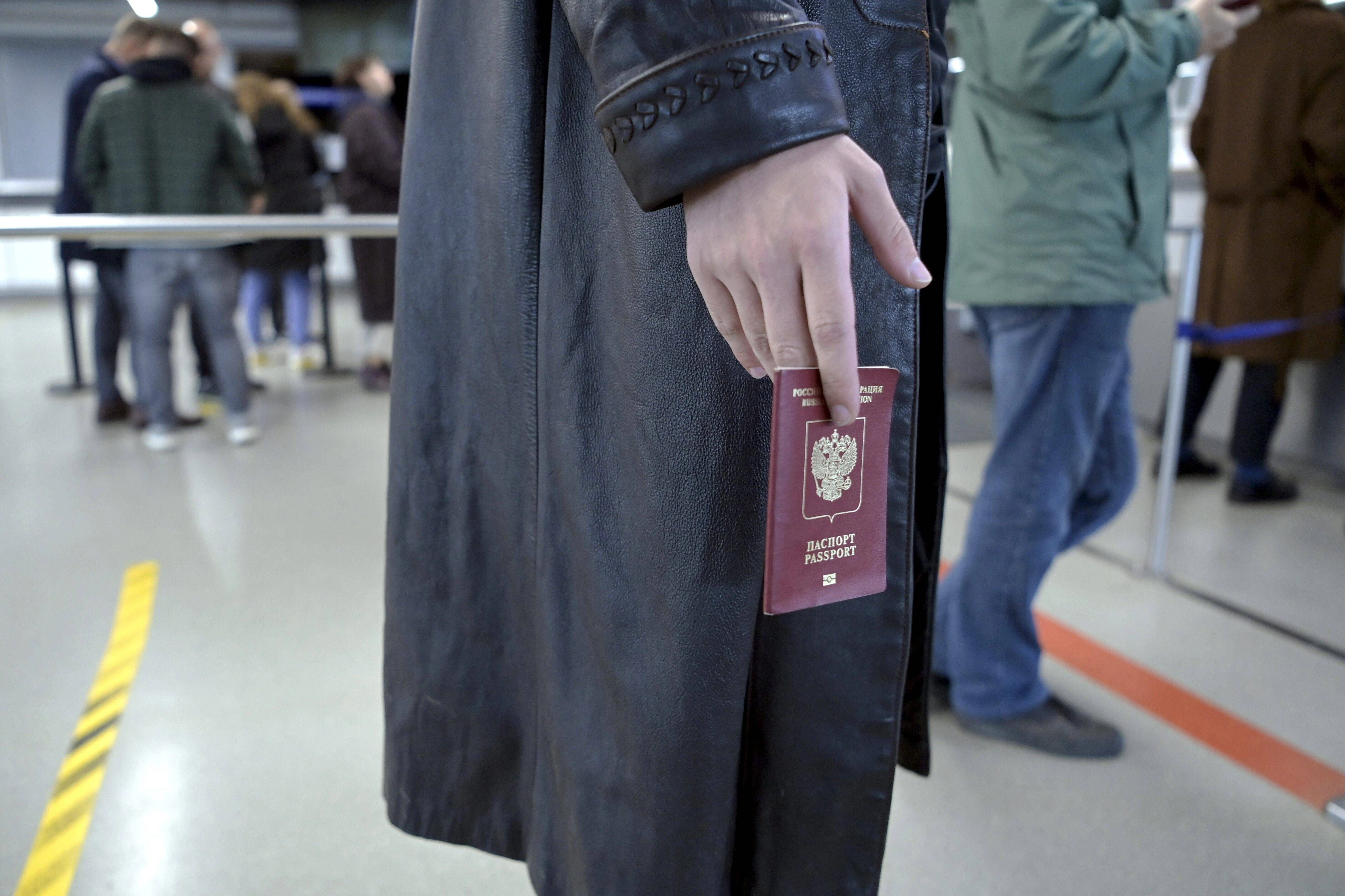 Ein Mann mit einem russischen Pass wartet auf die Grenzkontrolle.