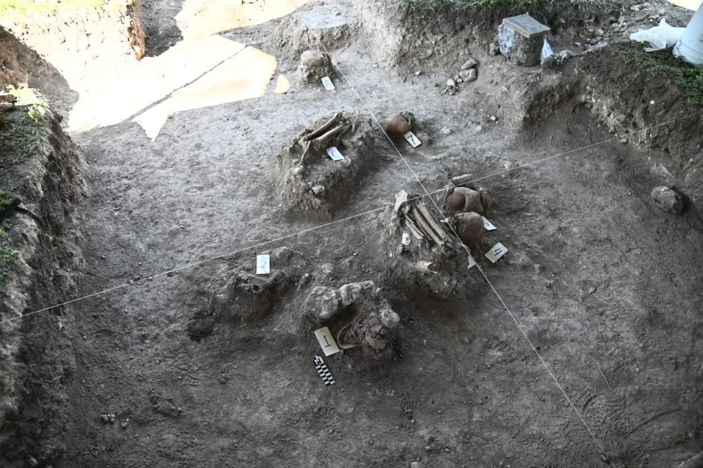 Unter einer Tempelpyramide in der archäologischen Stätte Moral-Reforma im Bundesstaat Tabasco entdeckten Forscher Schädel, Kieferfragmente und andere Knochenteile von meist jungen Männern