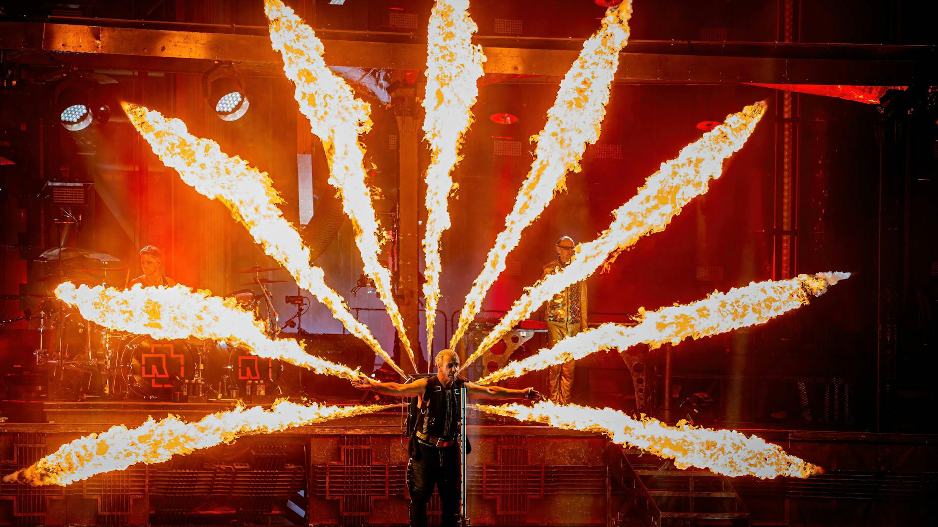 Rammstein bei einem Auftritt in Aarhus in Dänemark. Die Bühnen-Shows der Rocker sind spektakulär.