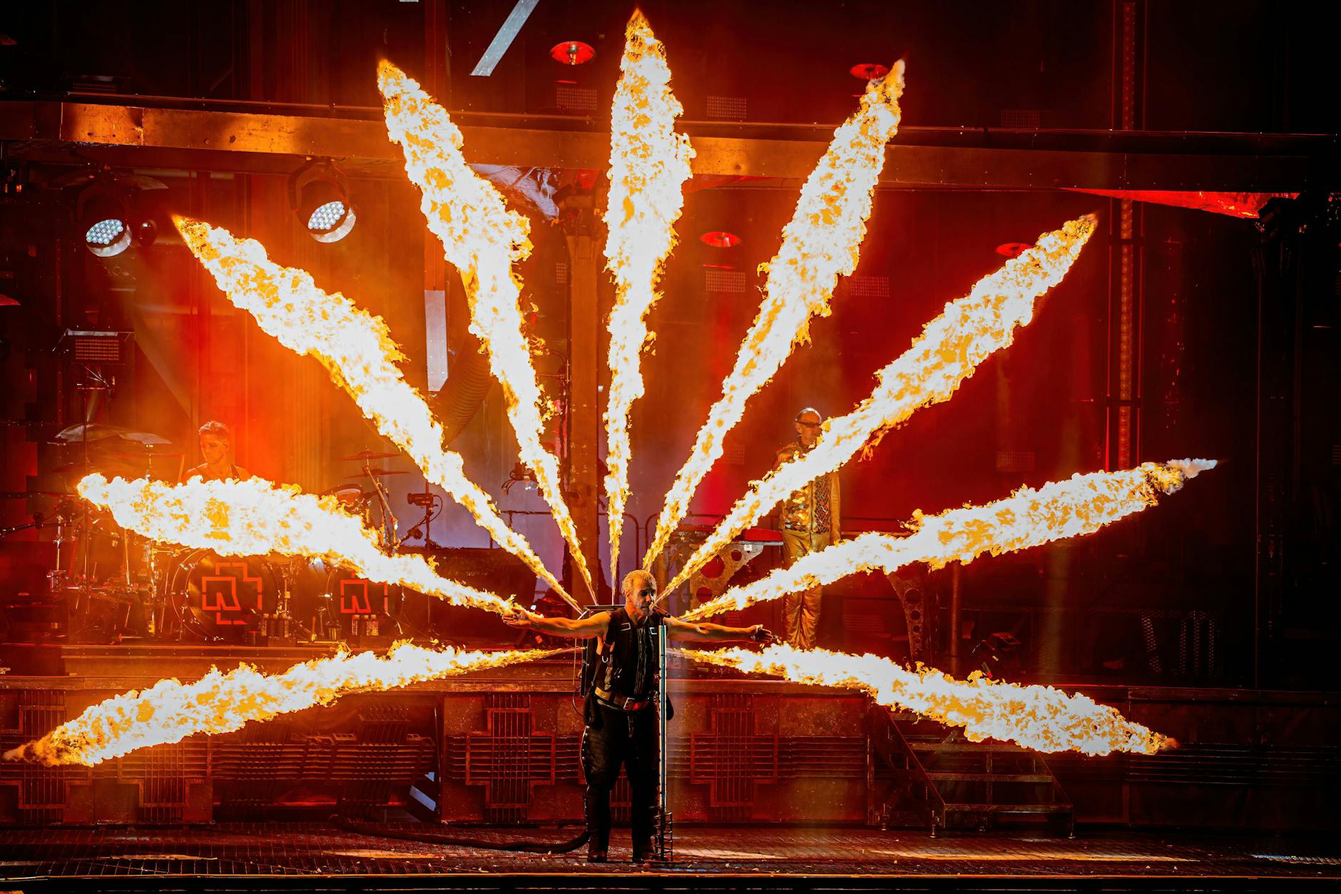 Rammstein bei einem Auftritt in Aarhus Dänemark. Die Band will eine Jubiläumsedition ihres zweiten Albums Sehnsucht veröffentlichen.