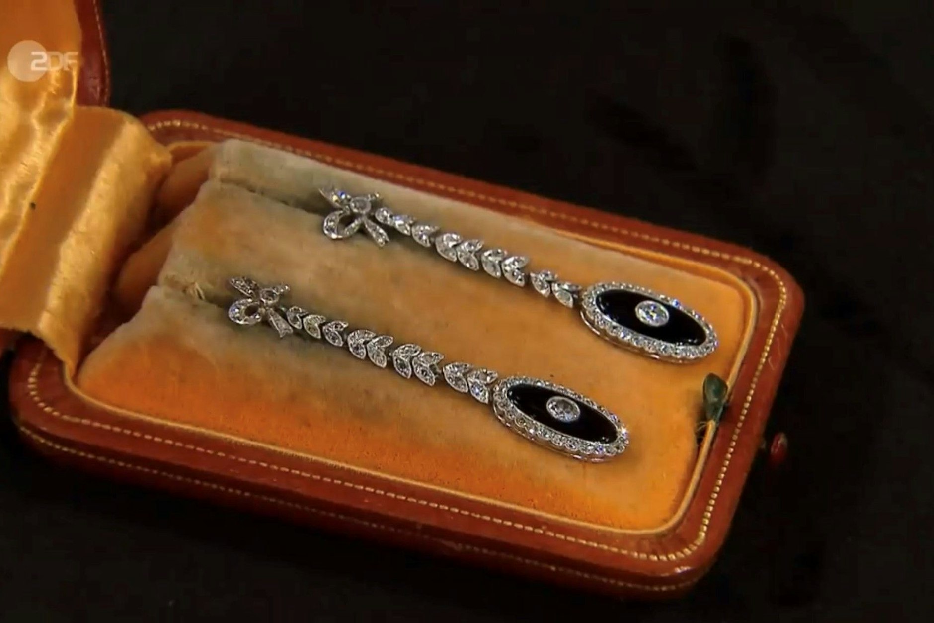 Diese Ohrringe sollen bei „Bares für Rares“ verkauft werden.