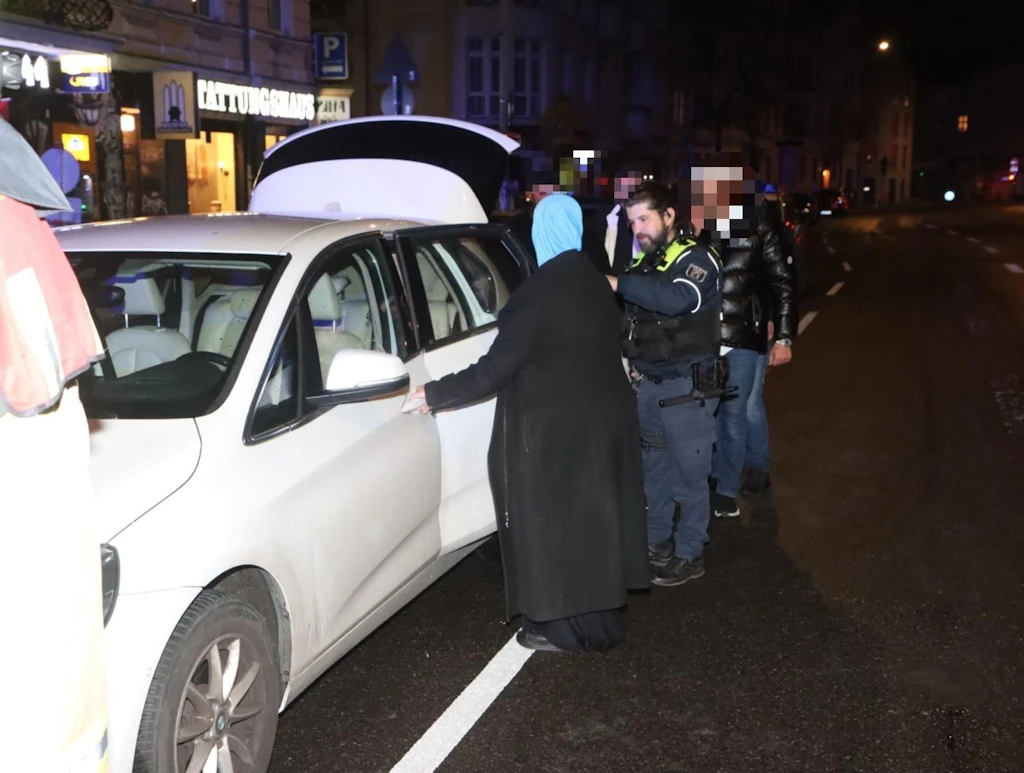 Unfall in Berlin-Neukölln: Renault kracht in offene Fahrertür, eine Verletzte