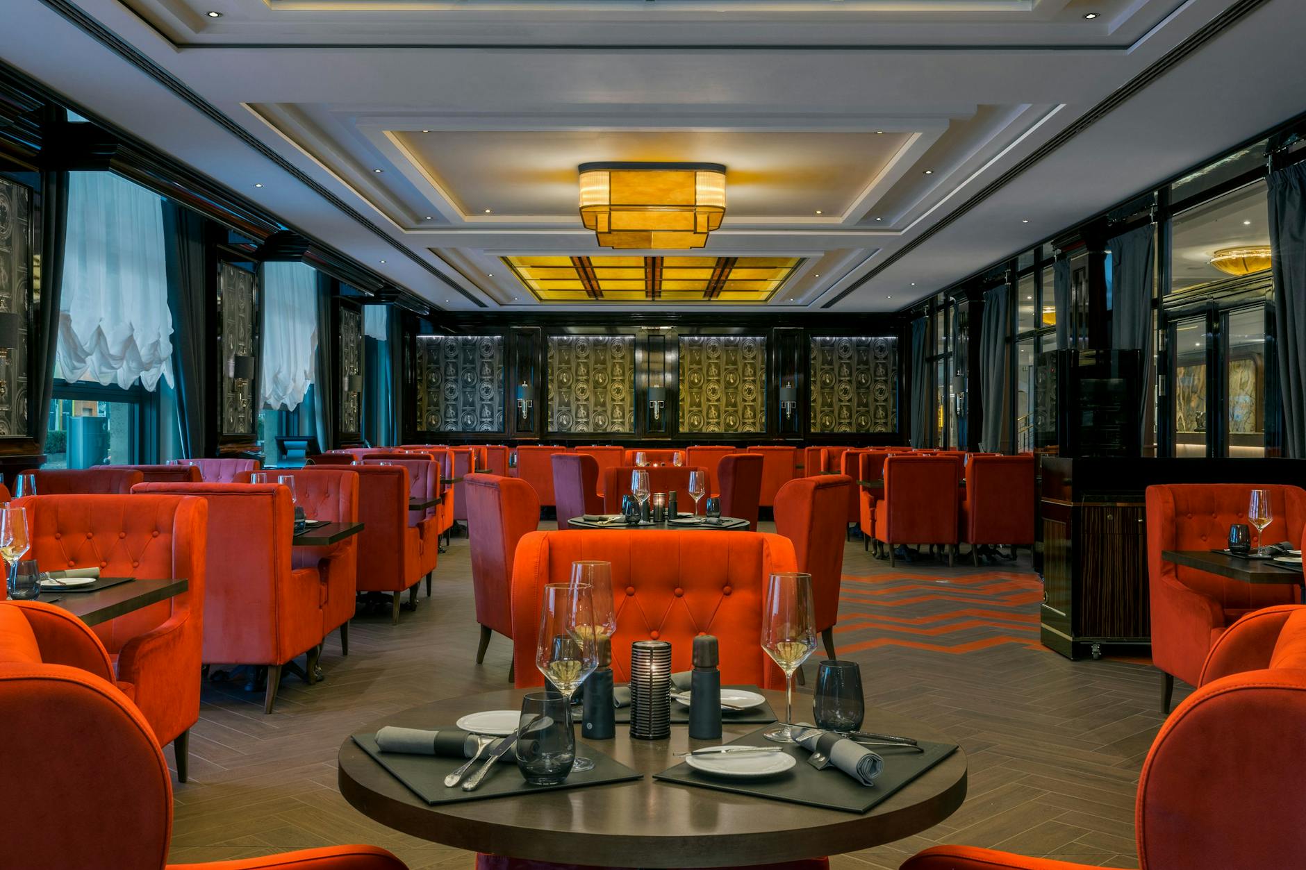 Starke Farbe: Blick in den Gastraum des Steakhauses mit seinen orangefarbenen Polstermöbeln.