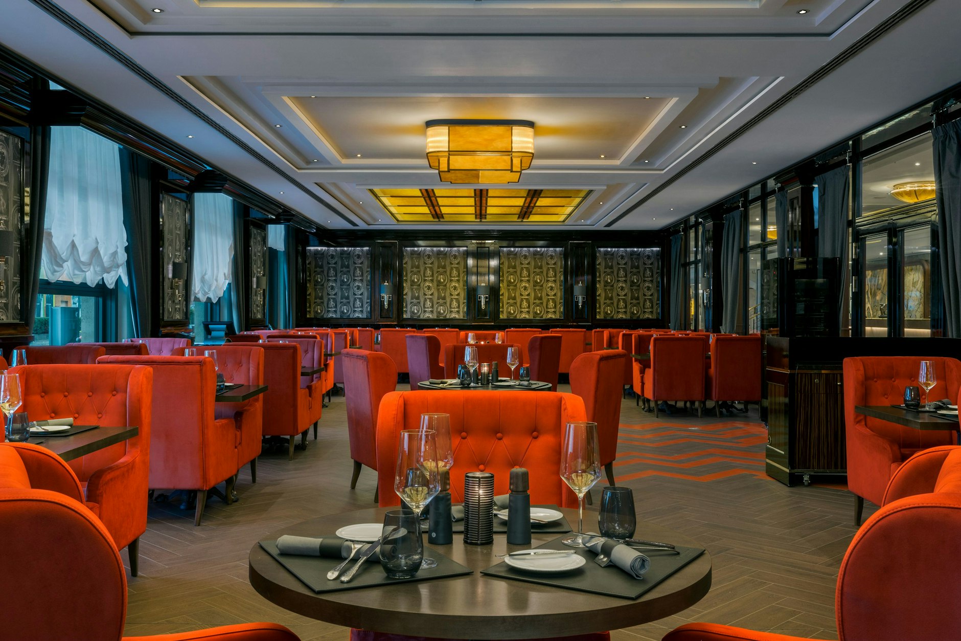 Starke Farbe: Blick in den Gastraum des Steakhauses mit seinen orangefarbenen Polstermöbeln.