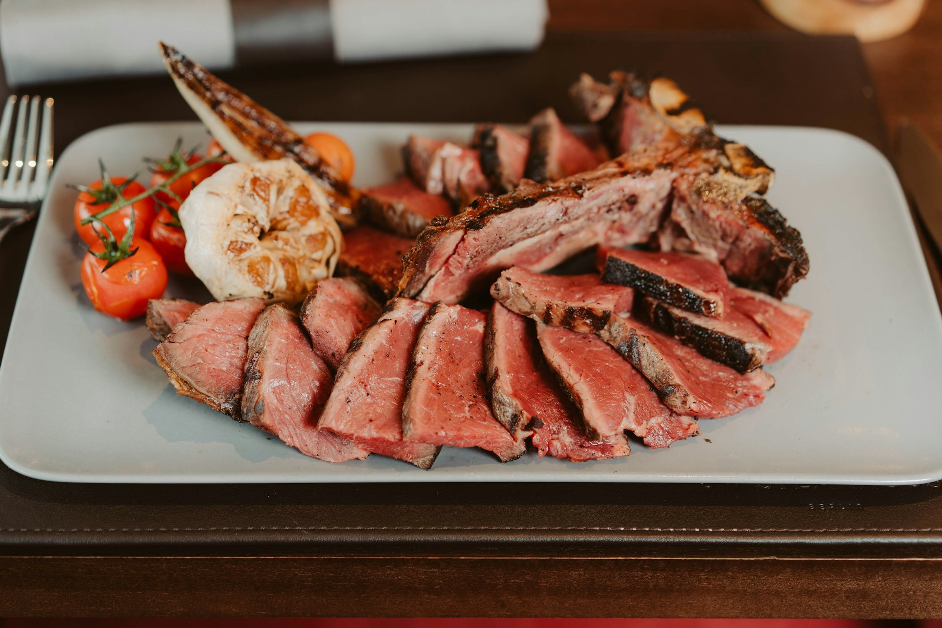 Und so sieht's aufgeschnitten aus: Der trocken gealterter T-Bone im JW Marriott.