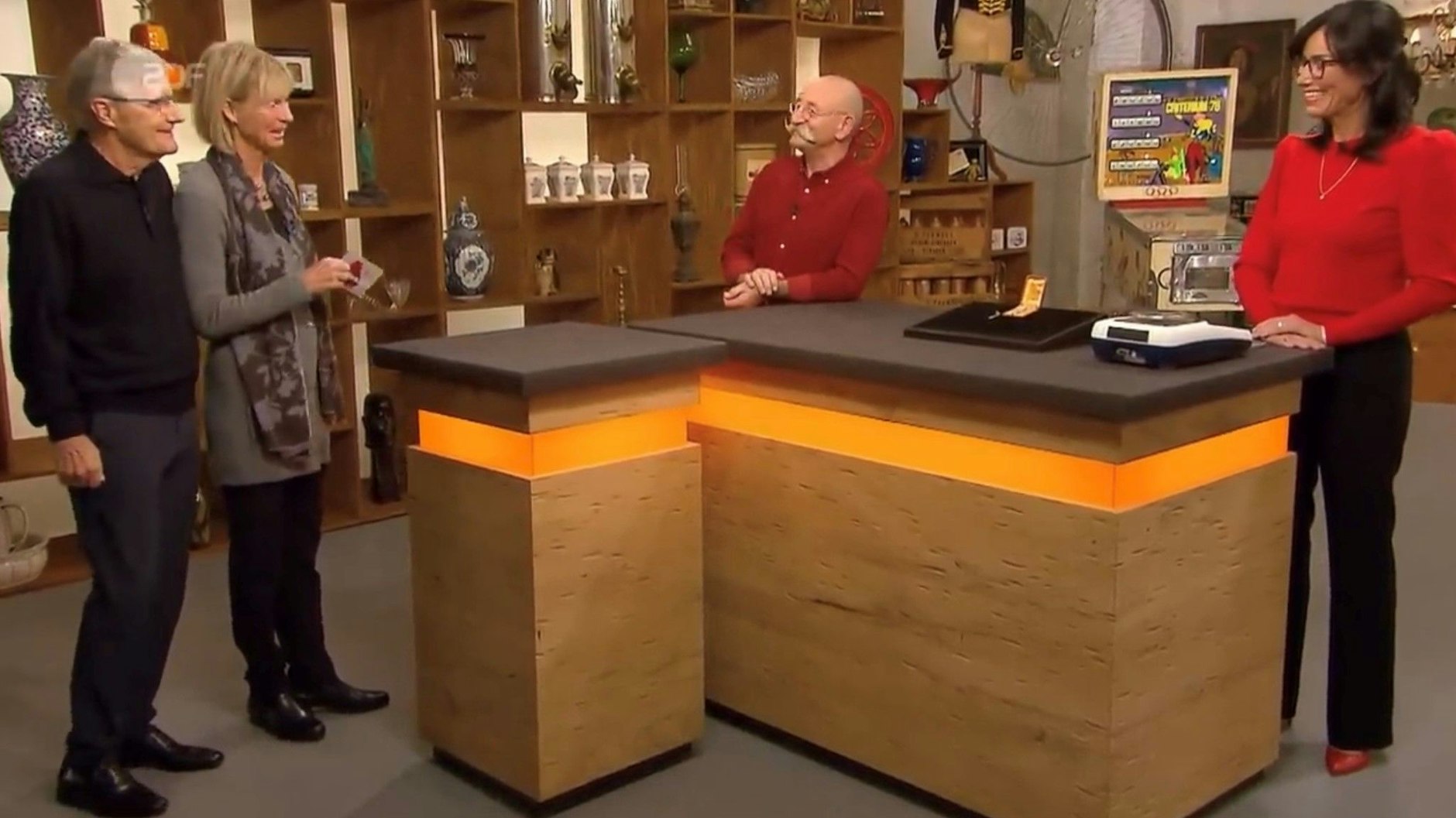 „Bares für Rares“-Expertin Dr. Heide Rezepa-Zabel ist begeistert von den Ohrringen, die Horst und Anke verkaufen wollen.