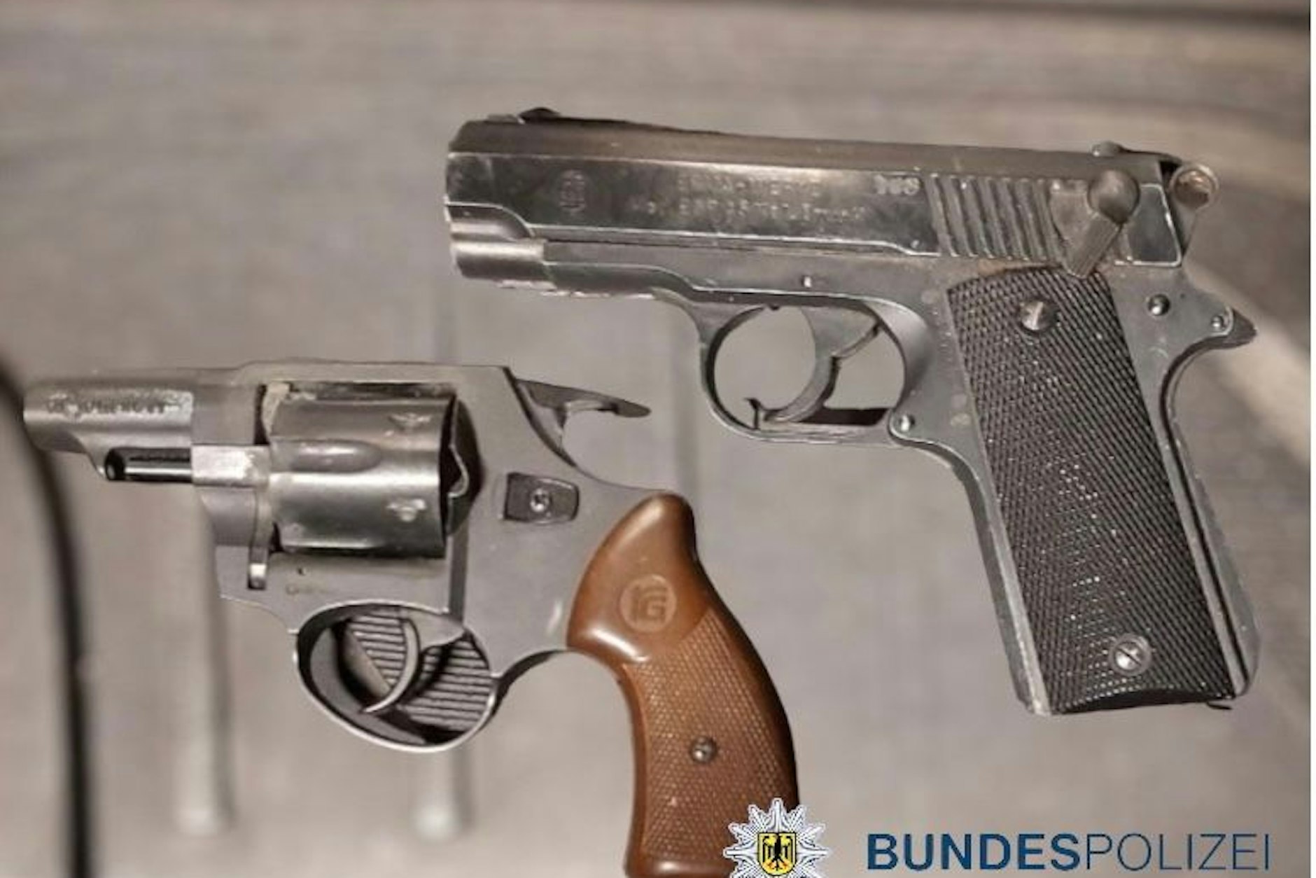 Mit diesen Waffen hantierten die beiden Suff-Passagiere.