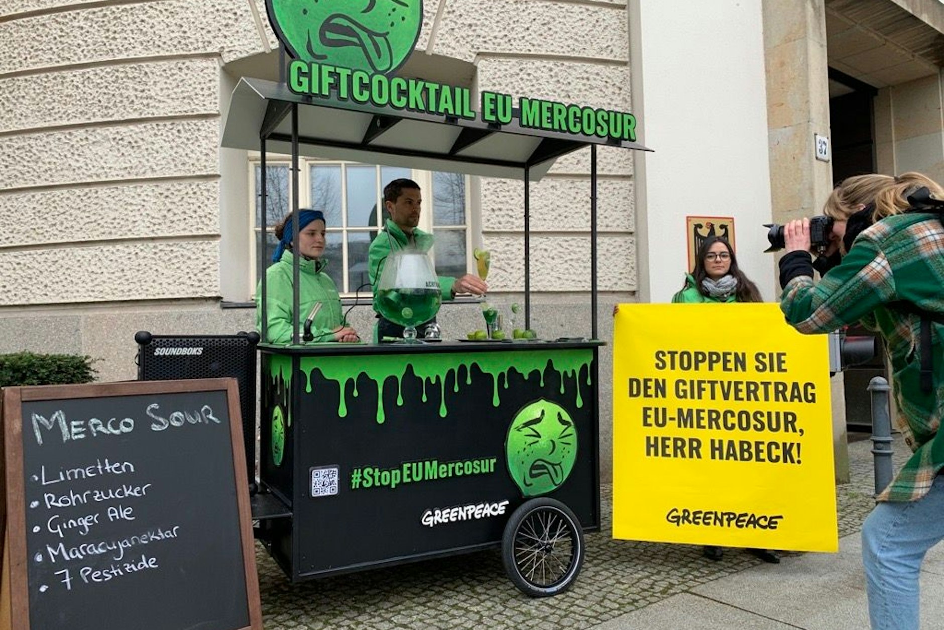Die Greenpeace-Aktivisten vor dem Bundeswirtschaftsministerium.