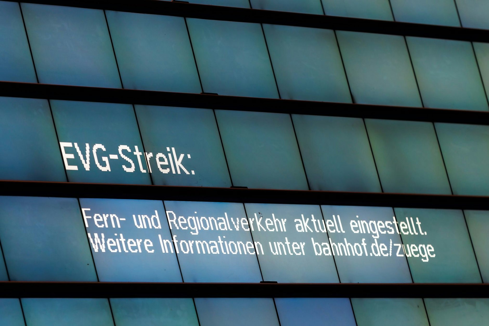 Ein Bild vom letzten EVG-Streik Ende April: „Der Fern- und Regionalverkehr aktuell eingestellt“ steht auf einer Anzeigetafel. Foto:&nbsp;