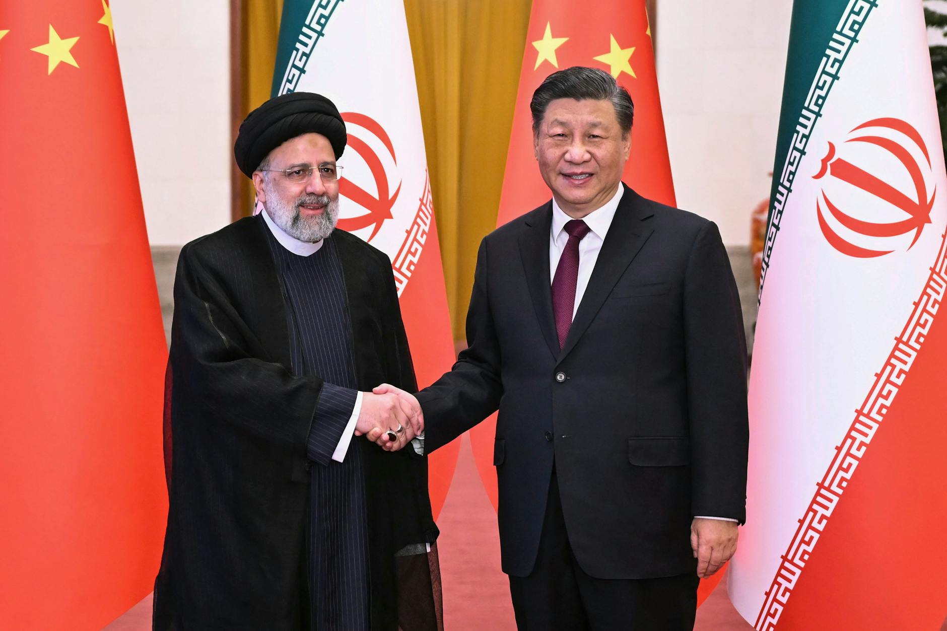 Xi Jinping bei seinem Besuch in Iran im Februar 2023. Auf dem Bild schüttelt er dem iranischen Präsidenten Ebrahim Raisi die Hand.