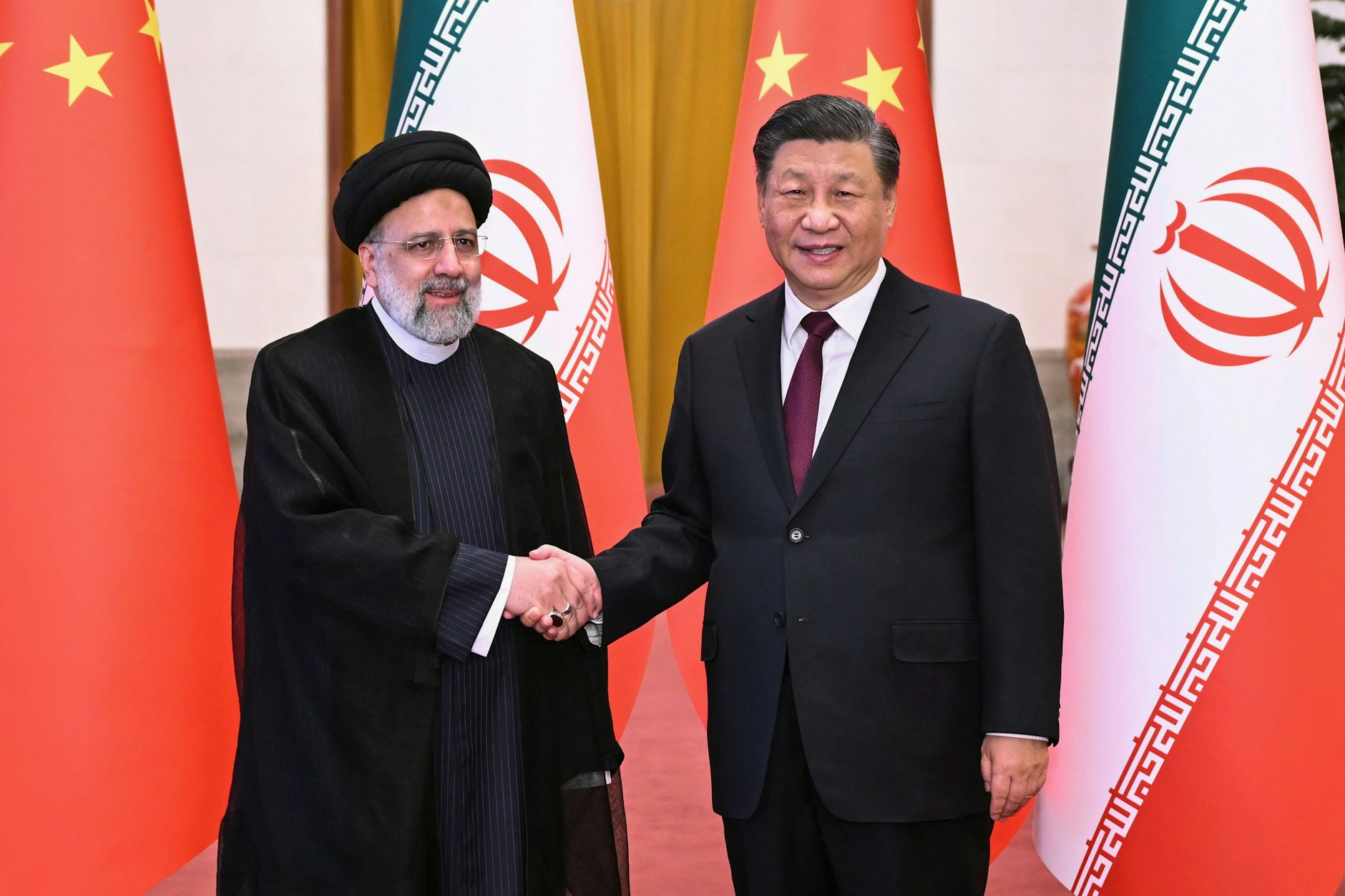 Xi Jinping bei seinem Besuch in Iran im Februar 2023. Auf dem Bild schüttelt er dem iranischen Präsidenten Ebrahim Raisi die Hand.