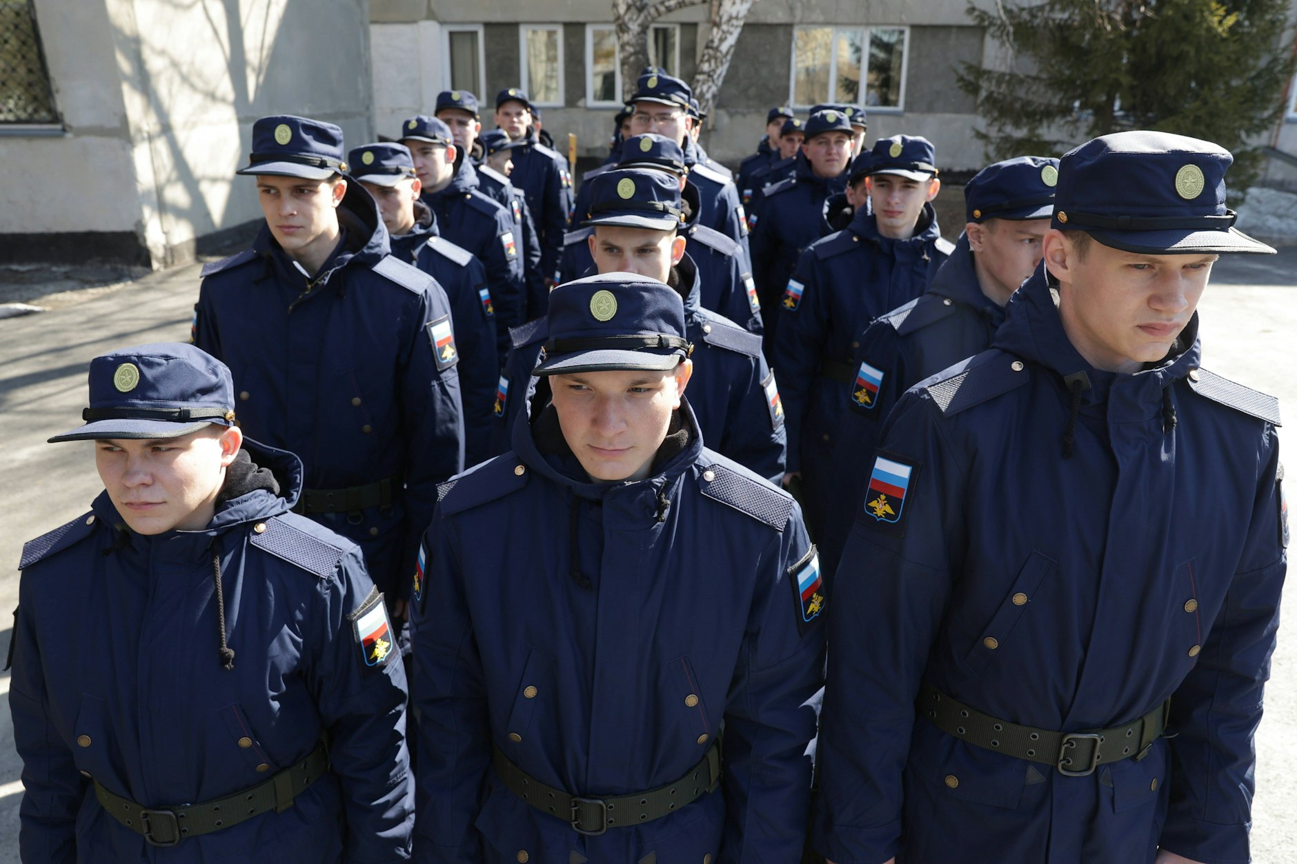 Nowosibirsk im April 2023: Wehrpflichtige stehen an einer Sammelstation des Rekrutierungsbüros der Armee, bevor sie zum Dienst bei den russischen Streitkräften aufbrechen.&nbsp;