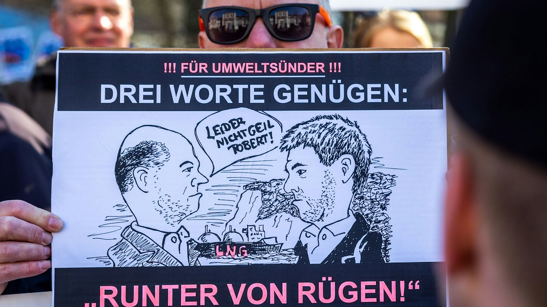 Einwohner und Umweltschützer protestieren in Binz vor dem Tagungsort bei einem Treffen von Vertretern der Bundesregierung mit Verbänden, Bürgermeistern und Wirtschaftsvertretern aus Mecklenburg-Vorpommern gegen die Plänen eines Flüssigerdgas-Terminal am Standort Rügen.&nbsp;