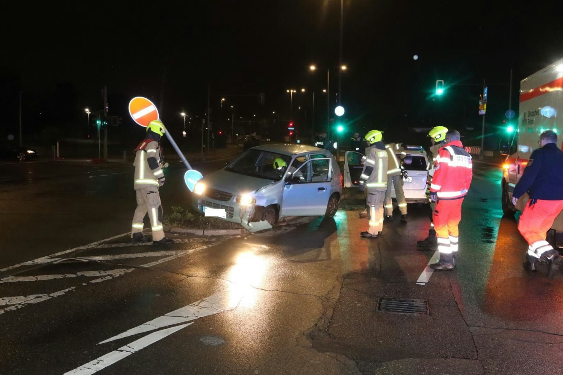 An der Autobahnabfahrt Geradestraße bekam eine Autofahrerin die Kurve nicht, krachte in den Gegenverkehr und kam auf einer Mittelinsel zum Stehen.