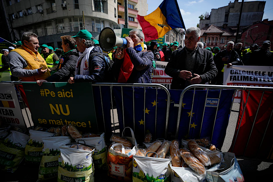Rumänische Bauern protestieren am 7. April vor der Vertretung der EU-Kommission in Bukarest.