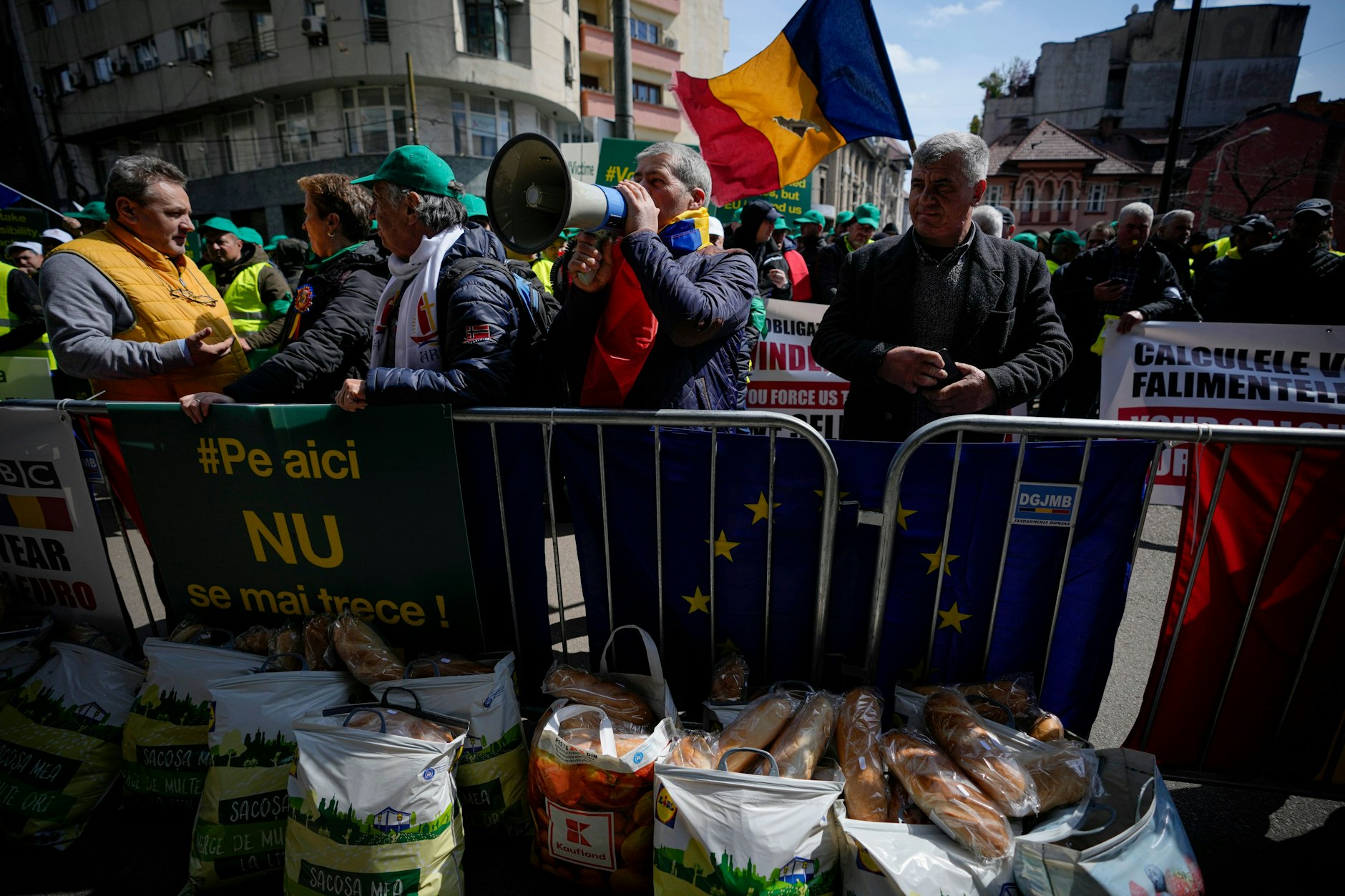 Rumänische Bauern protestieren am 7. April vor der Vertretung der EU-Kommission in Bukarest.