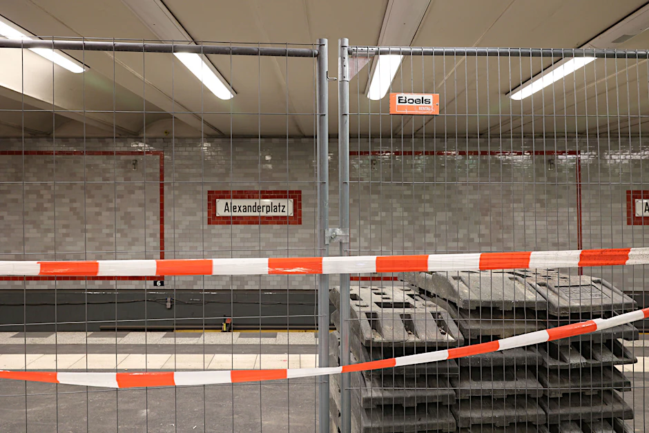 Der Bahnhof der U2 unter dem Alexanderplatz in Mitte. Seit dem vergangenen Oktober ist das Gleis in Richtung Pankow wegen einer Tunnelsetzung gesperrt. Hier ein Bild aus dem Dezember.