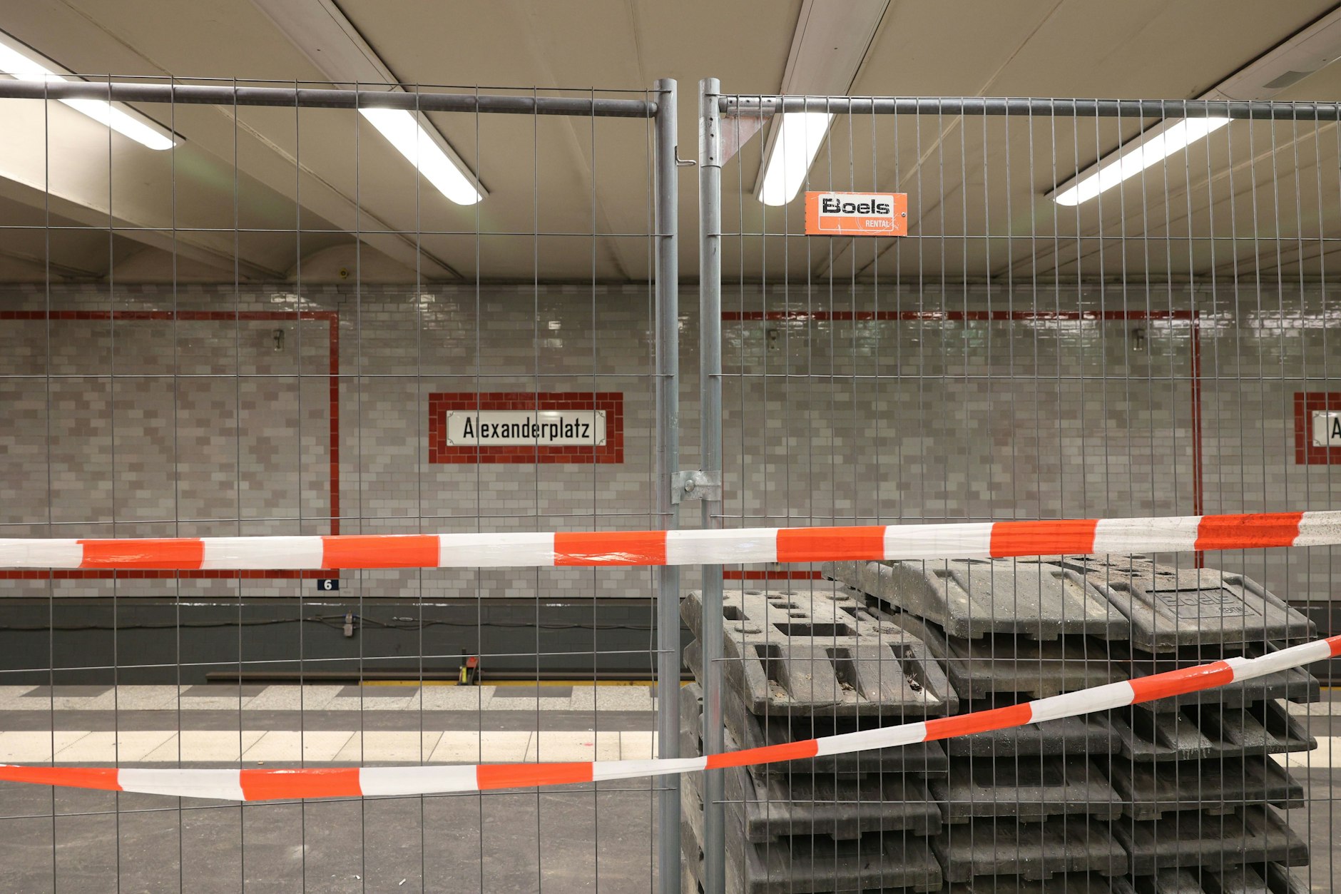 Der Bahnhof der U2 unter dem Alexanderplatz in Mitte. Seit dem vergangenen Oktober ist das Gleis in Richtung Pankow wegen einer Tunnelsetzung gesperrt. Ein Bild aus dem Dezember, der Zaun steht immer noch.