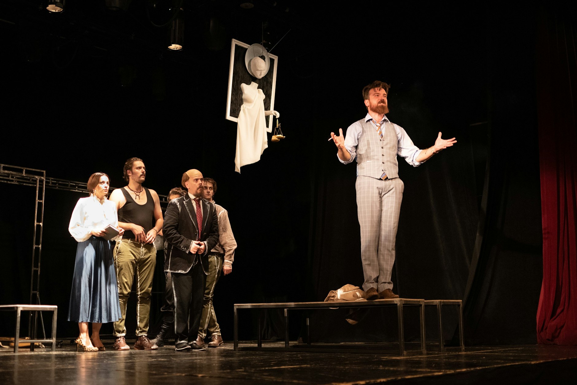 Schauspieler auf der Bühne von Theater.Doc in Moskau.