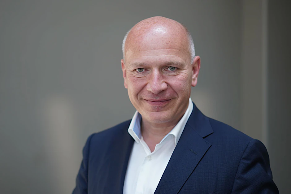 ARCHIV - Kai Wegner (CDU) beim Parteitag des Berliner CDU-Landesverbands 2021.  