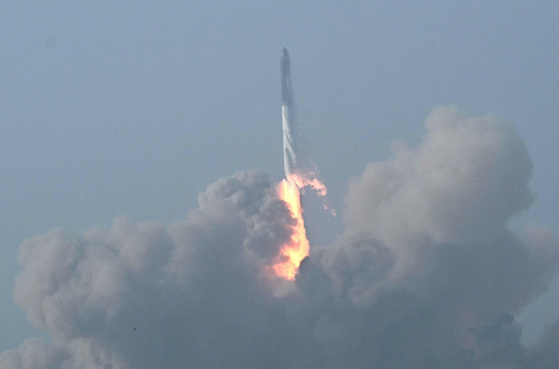 Der Start gelingt, die Rakete hebt ab.