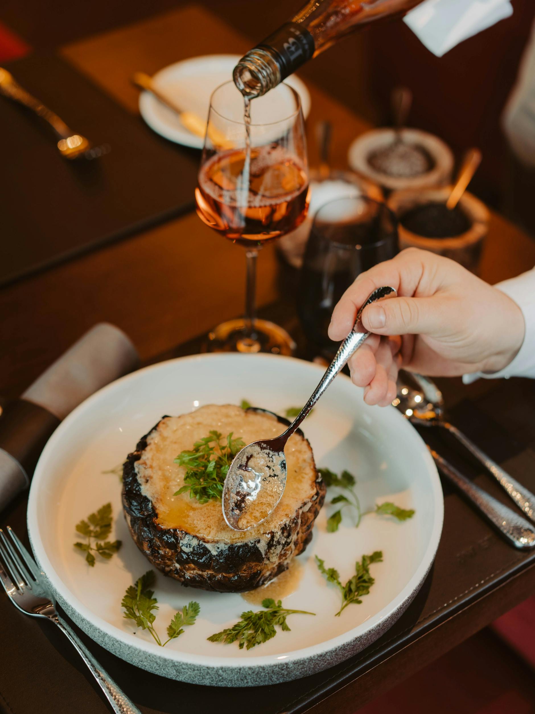 Braucht ein bisschen: Kerbel-Selleriewinterknolle, sechs bis sieben Stunden gegart und mit Selleriebutter überzogen.